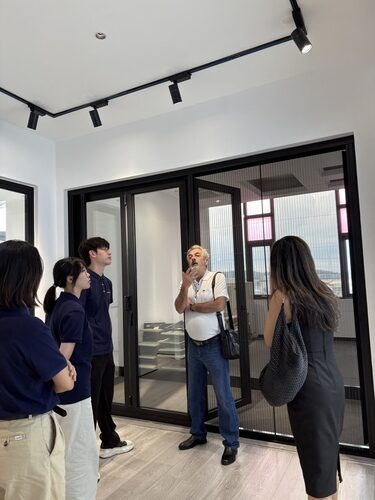 Boswindor with Customers 1 rotated